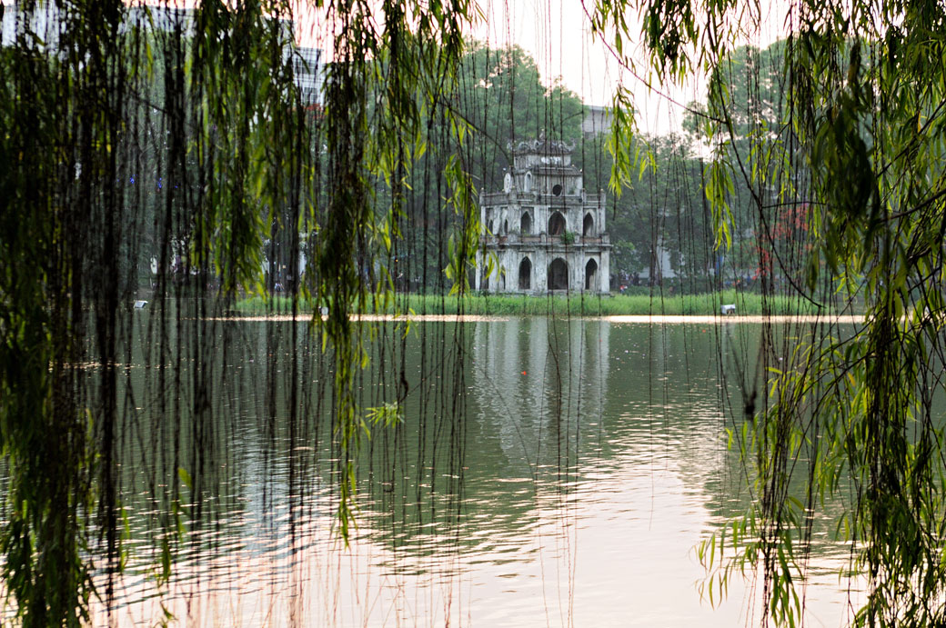 La tour de la Tortue et le lac Hoan Kiem à Hanoi, Vietnam