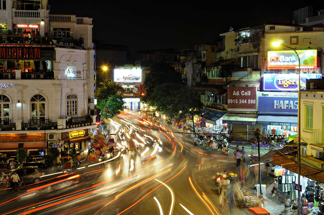 Circulation nocturne dans la ville de Hanoi, Vietnam