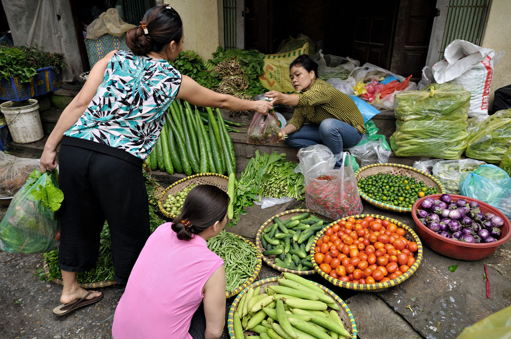 Femmes et légumes au marché de Hanoi, Vietnam