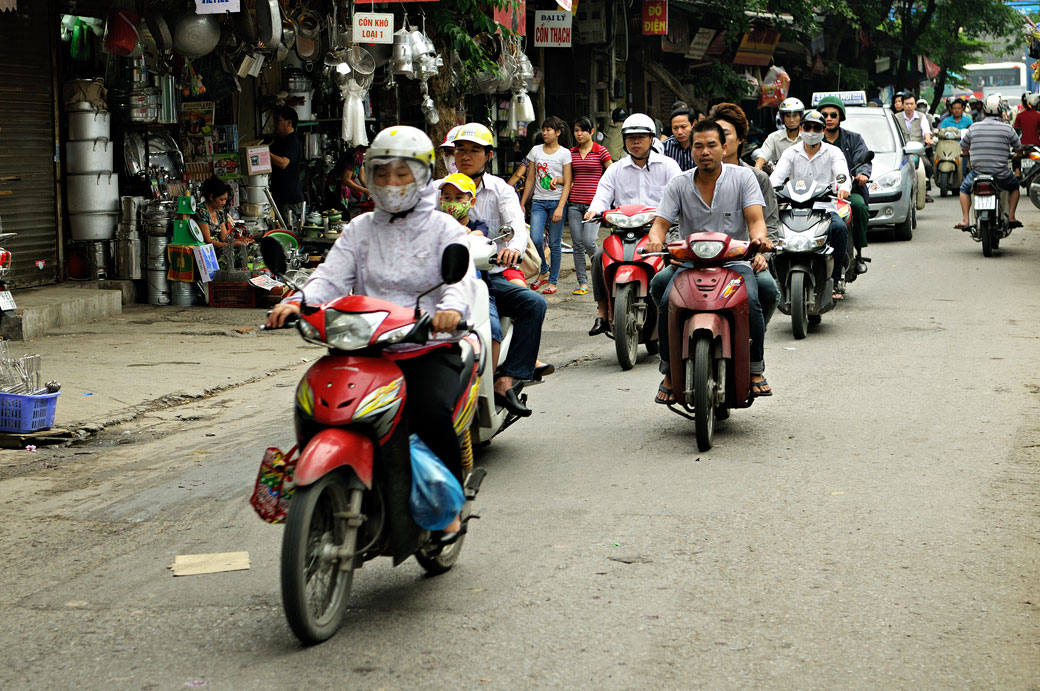 Nombreux deux-roues en vieille ville de Hanoi au Vietnam