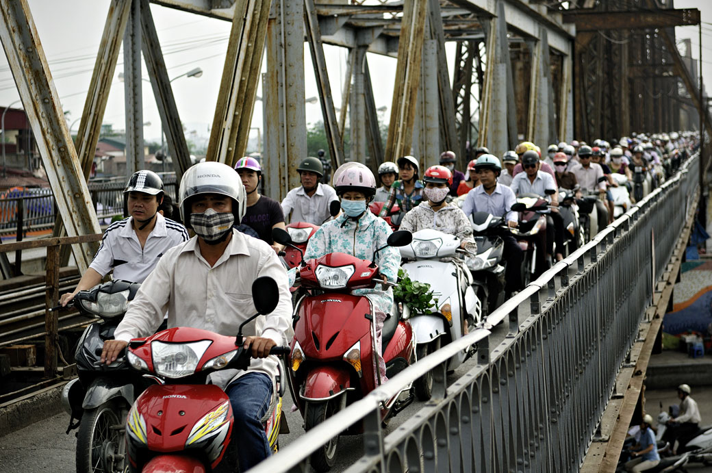 Le pont Long Biên envahi de deux-roues à Hanoi, Vietnam