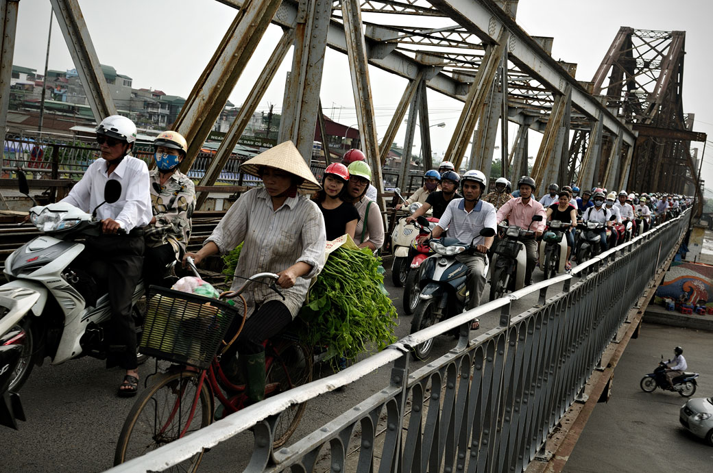 Trafic de deux-roues sur le pont Long Biên à Hanoi, Vietnam