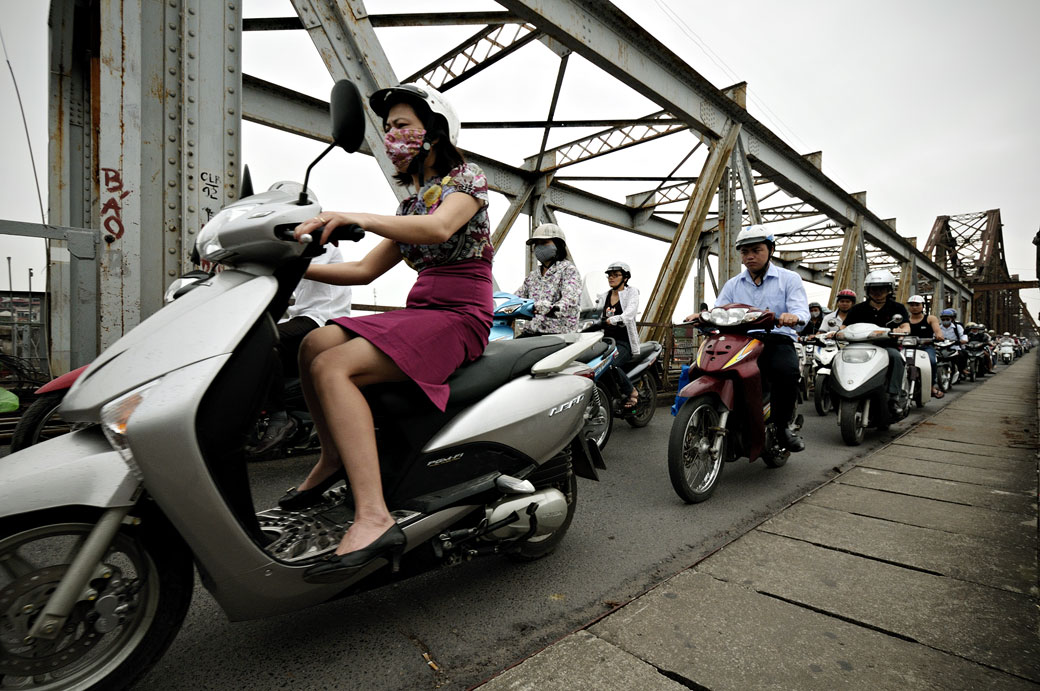 Femme à scooter sur le pont Long Biên à Hanoi, Vietnam