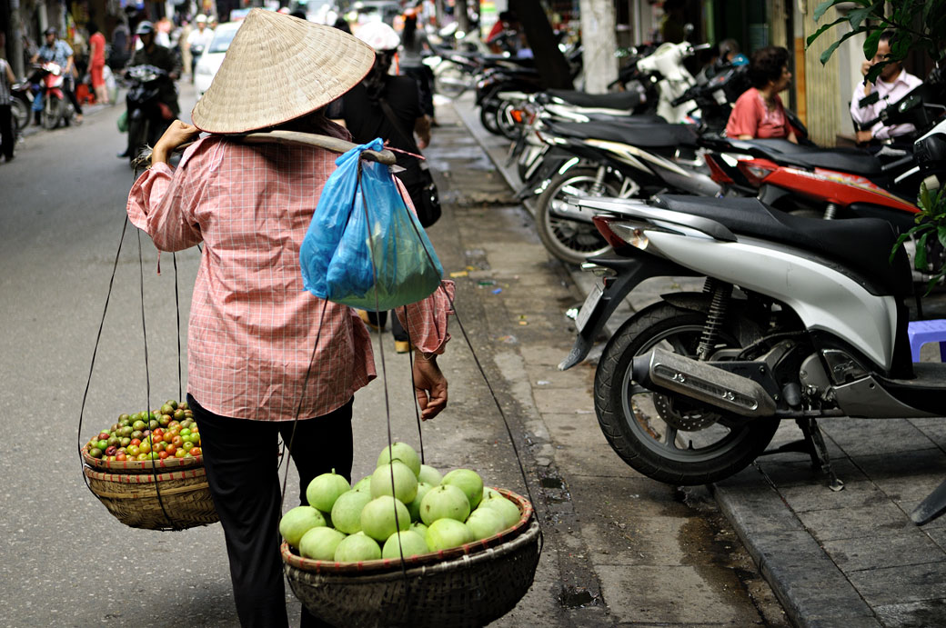 Vendeuse de fruits à Hanoi, Vietnam