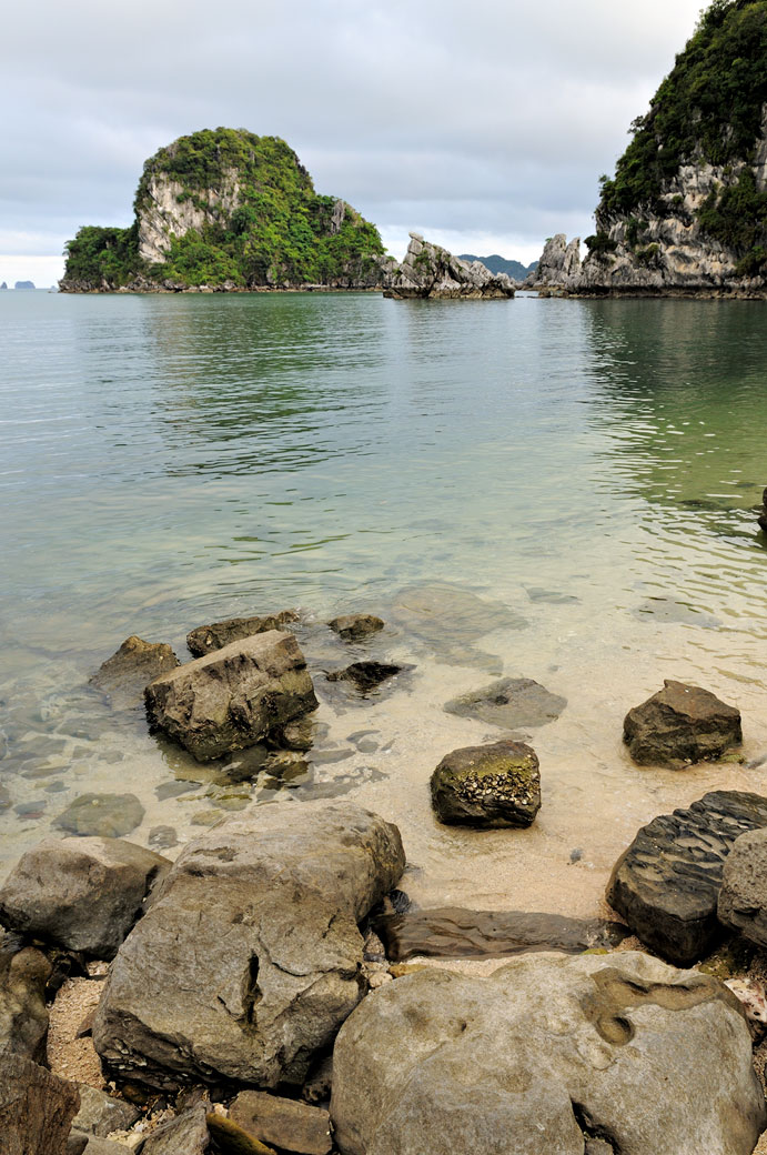 Plage déserte dans la baie d'Halong, Vietnam