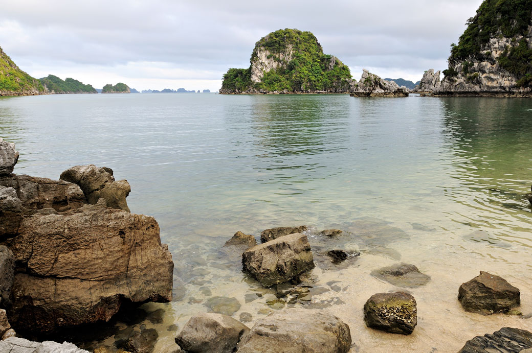 Une plage déserte dans la baie d'Halong, Vietnam