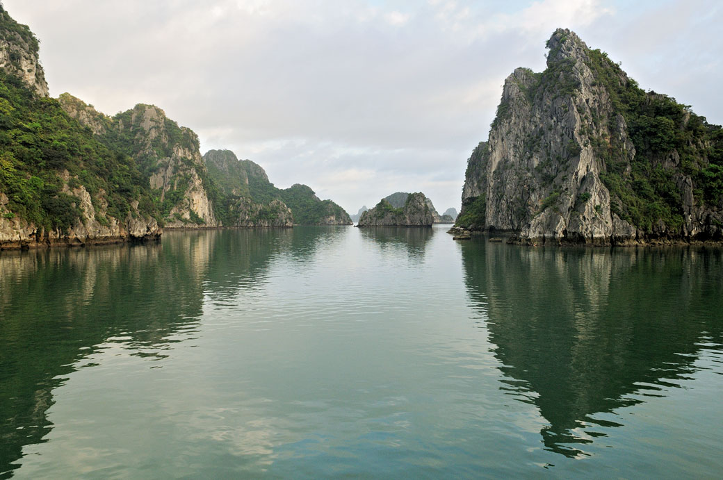 Reflet d'îles karstiques dans la baie d'Halong, Vietnam