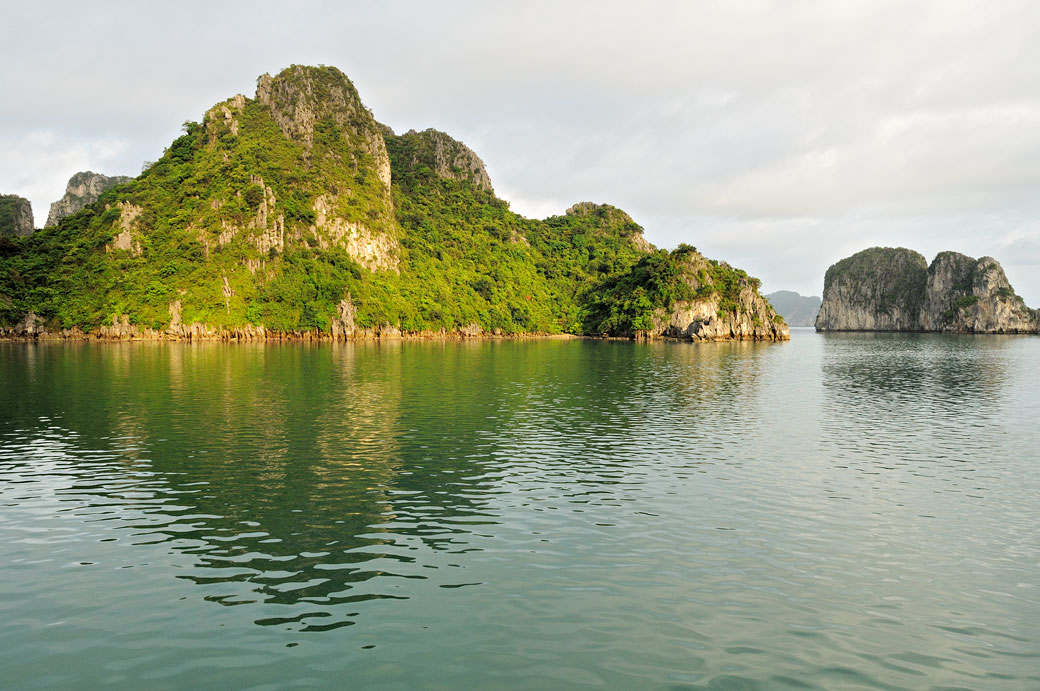 Lumière matinale sur la baie d'Halong, Vietnam