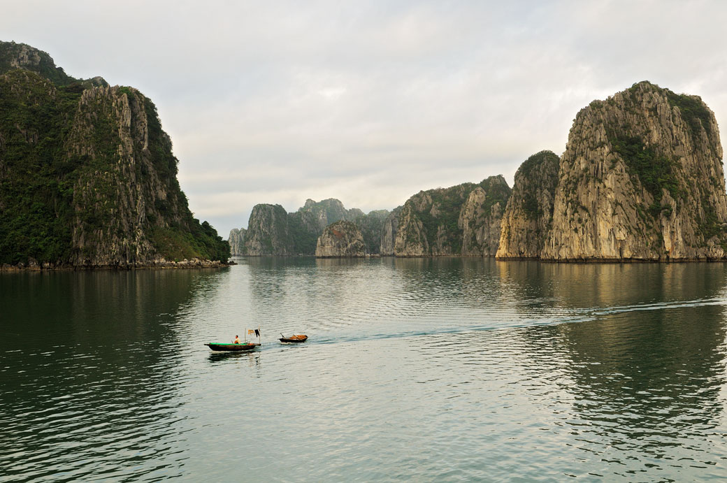 Barque dans la baie d'Halong, Vietnam