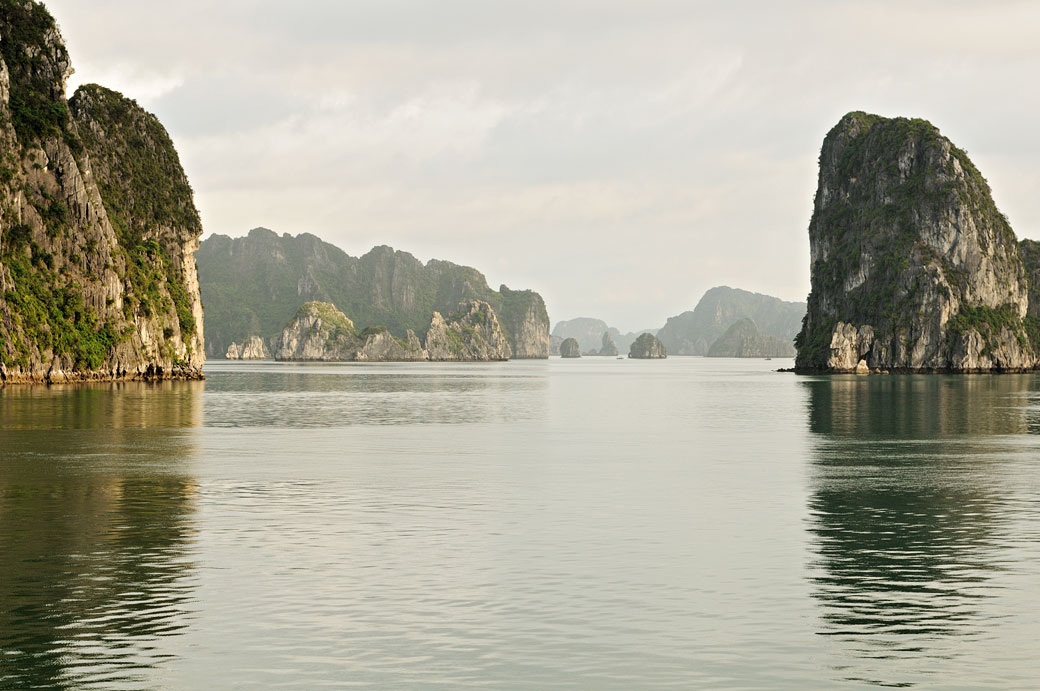 Les nombreux îlots de la baie d'Halong, Vietnam