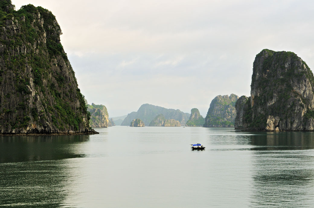 Petit bateau local dans la baie d'Halong, Vietnam