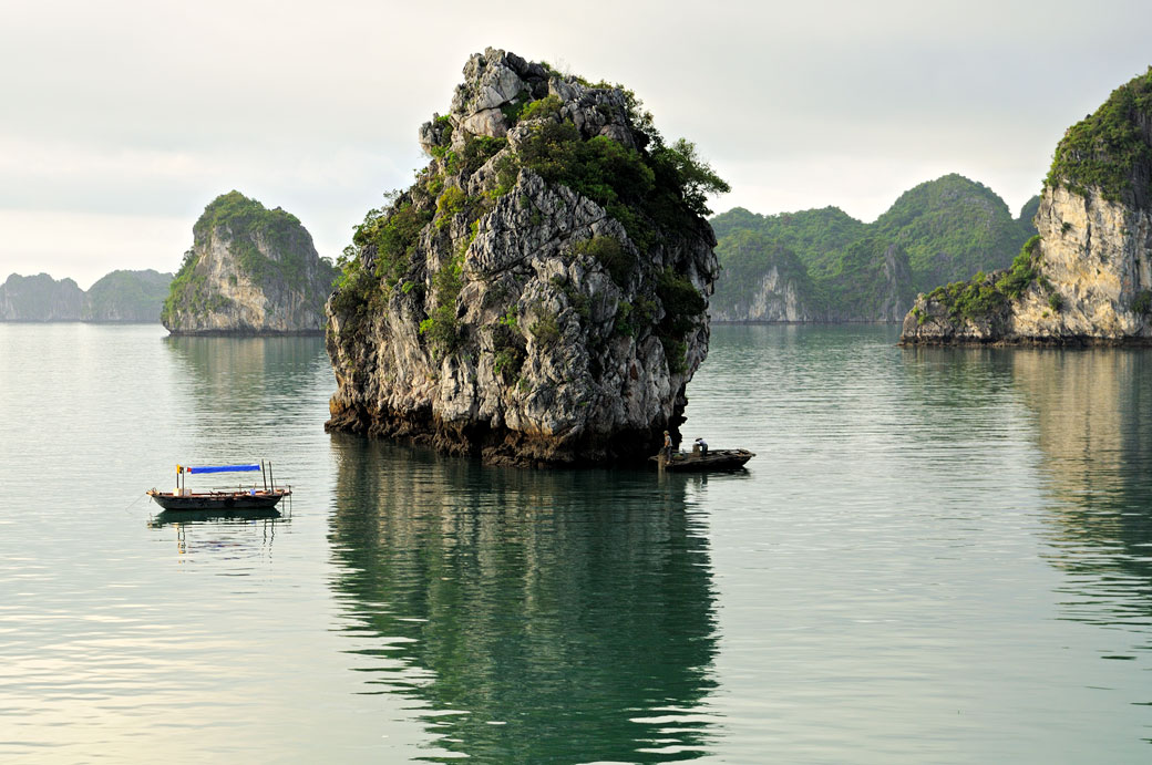 Bateaux locaux près d'un îlot de la baie d'Halong, Vietnam