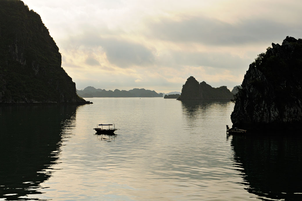 Barque isolée dans la baie d'Halong, Vietnam