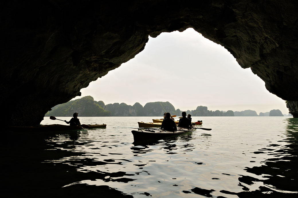 Kayaks dans une grotte de la baie d'Halong, Vietnam