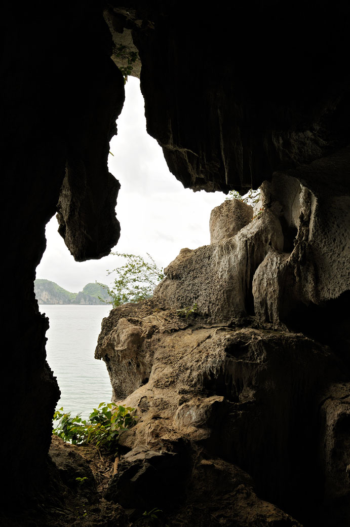 Grotte sur une île de la baie d'Halong, Vietnam