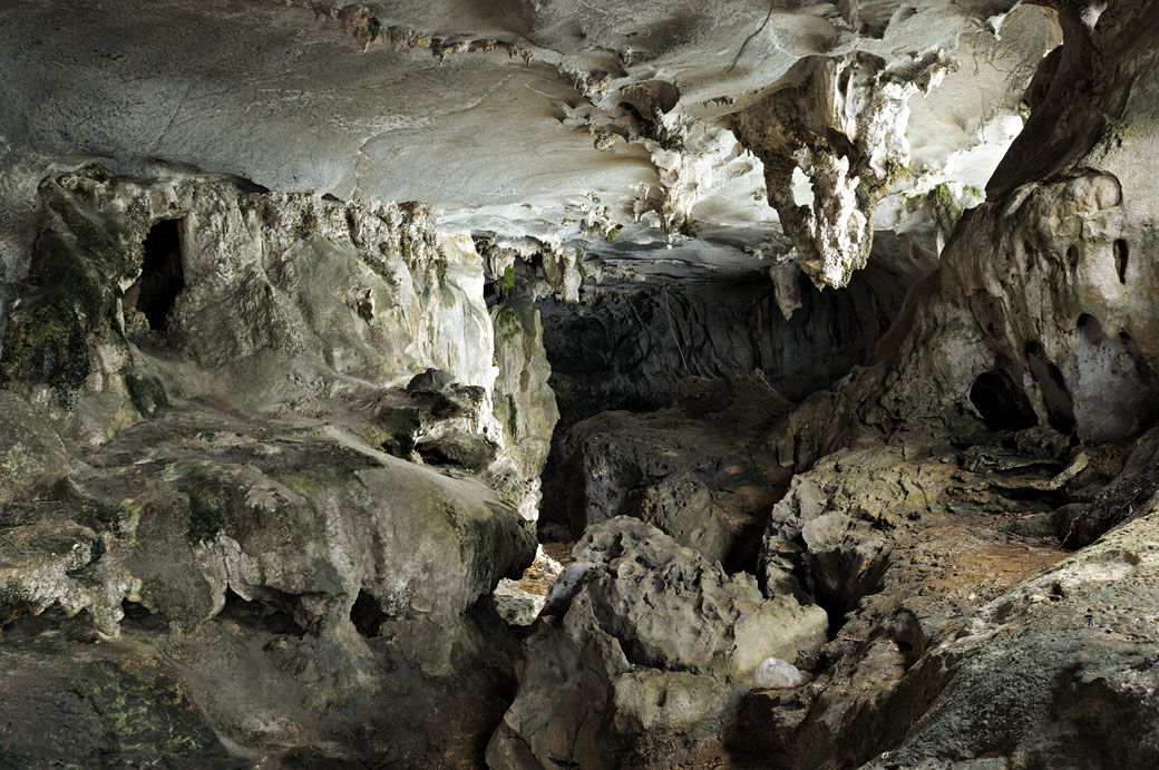 Caverne sur une île de la baie d'Halong, Vietnam