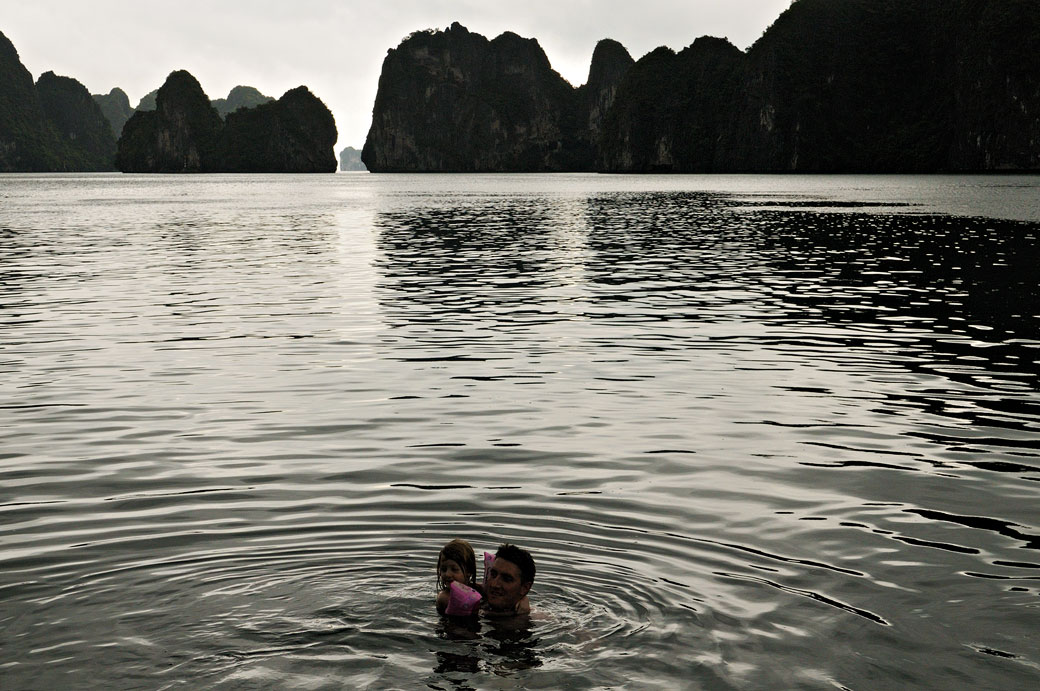 Baignade dans la baie d'Halong, Vietnam