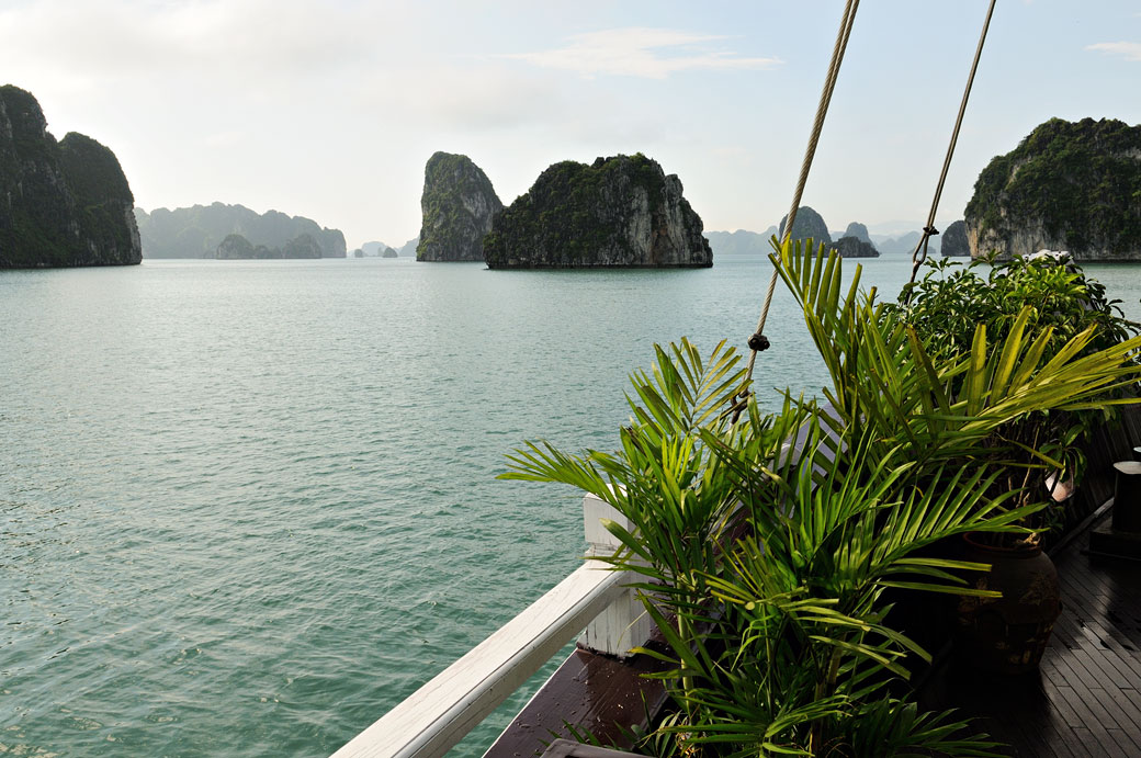 La baie d'Halong depuis le pont du bateau, Vietnam