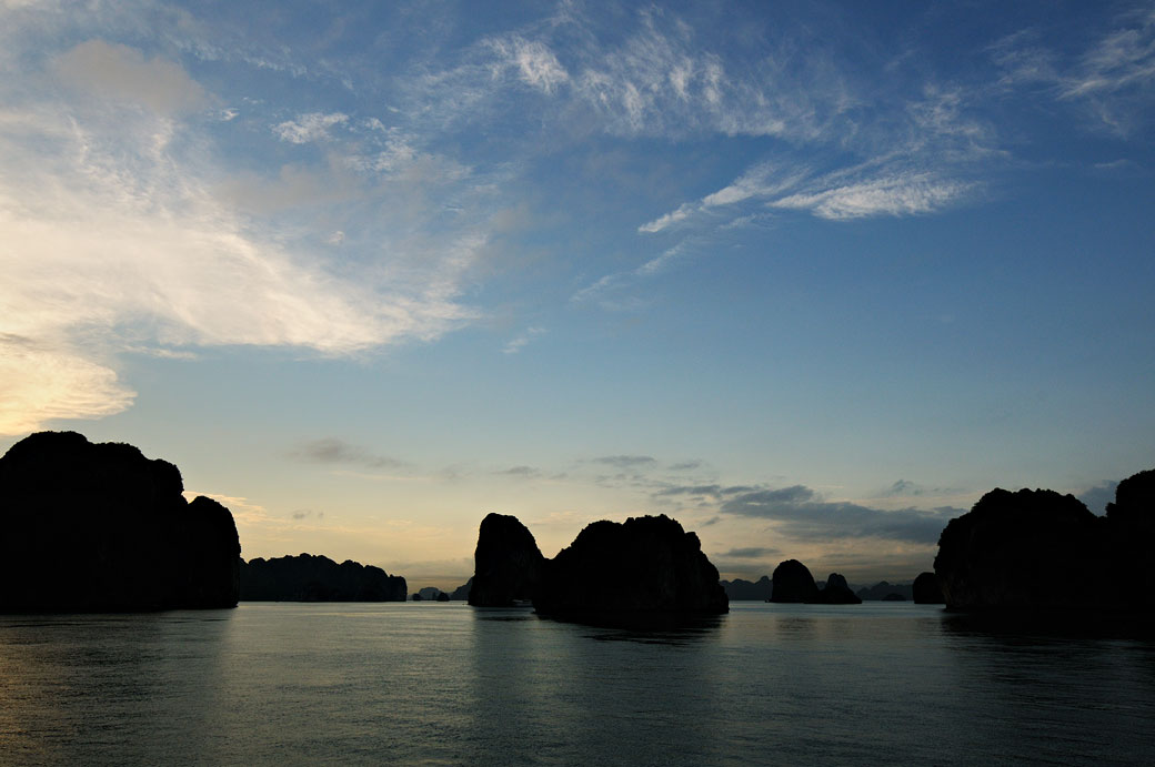 Fin de journée dans la baie d'Halong, Vietnam