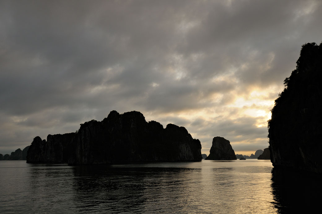 La baie d'Halong en fin de journée, Vietnam