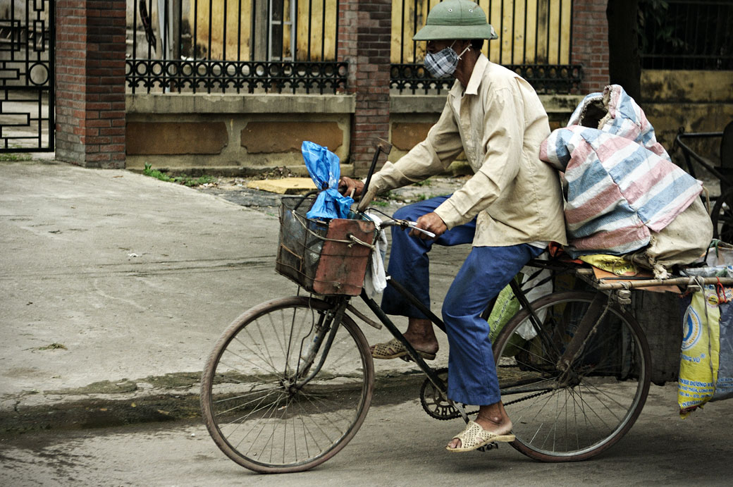 Homme à vélo au nord du pays, Vietnam