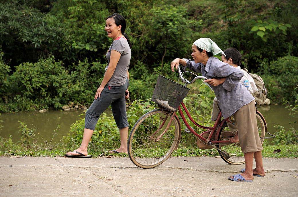 Femmes souriantes dans un village Tay près de Hà Giang, Vietnam