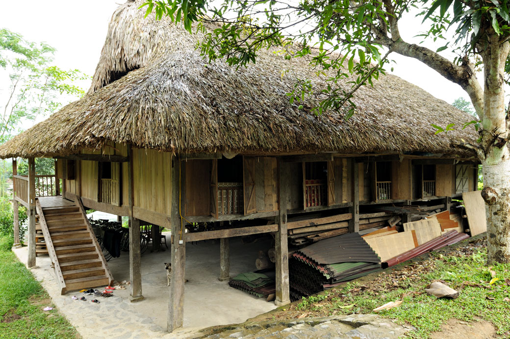 Maison sur pilotis de la minorité Tay près de Hà Giang