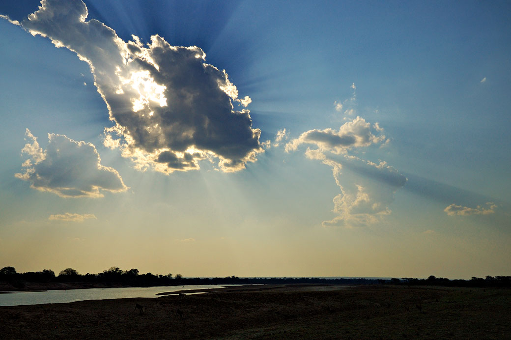 Ciel et nuages dans la vallée de la rivière Luangwa, Zambie