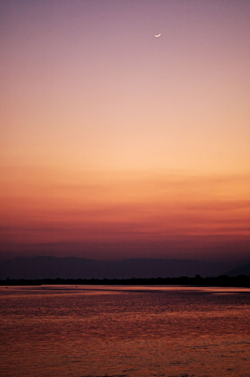 La nuit tombe sur le fleuve Zambèze, Zambie