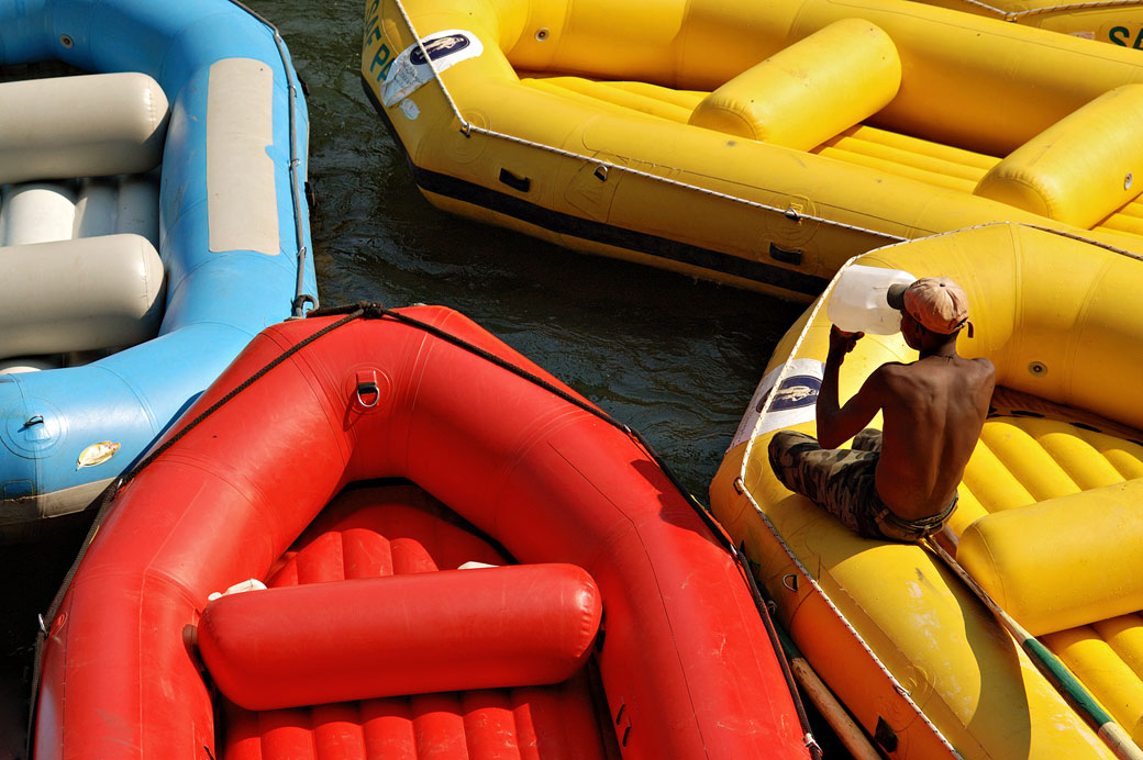 Bateaux de rafting colorés sur le Zambèze, Zambie