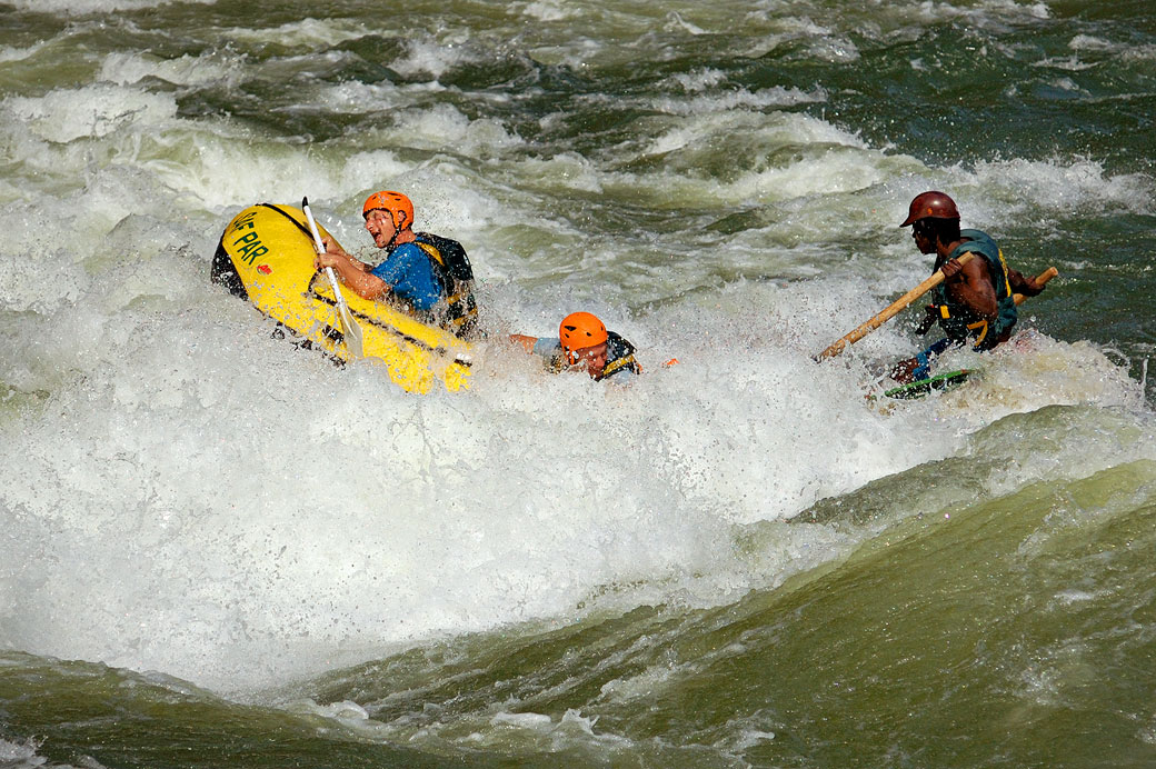 Rafting dans les remous puissants du Zambèze, Zambie