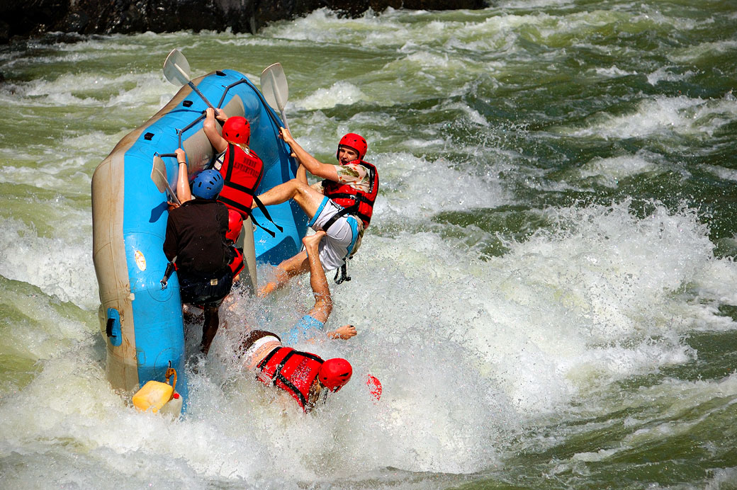 Bateau de rafting qui se retourne sur le Zambèze, Zambie