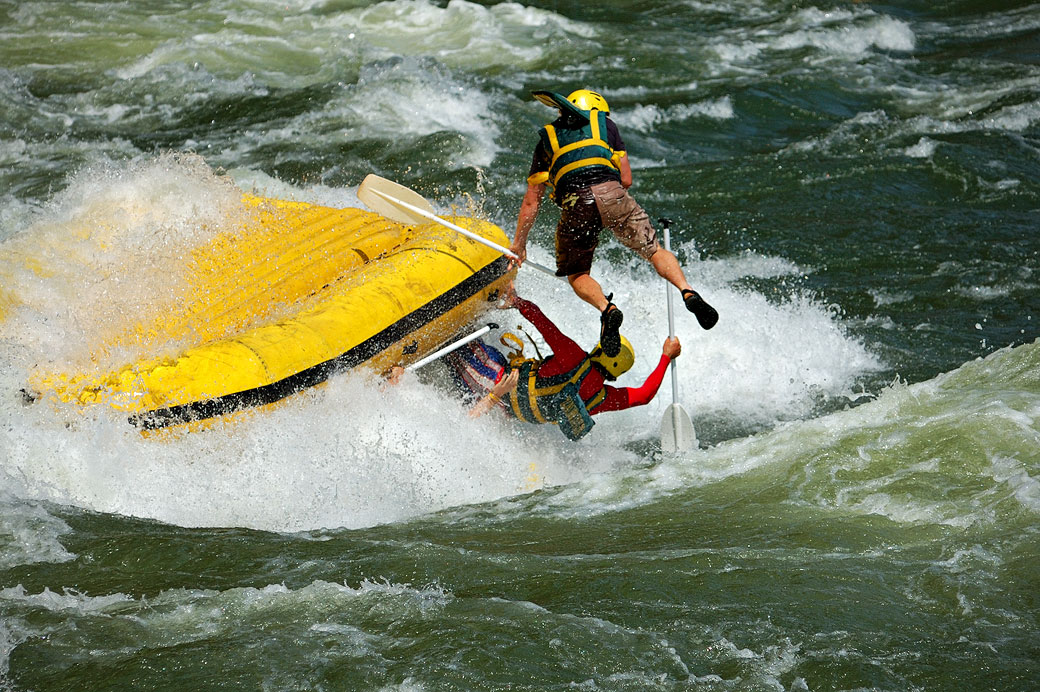 Rafting jaune en difficulté sur le Zambèze, Zambie