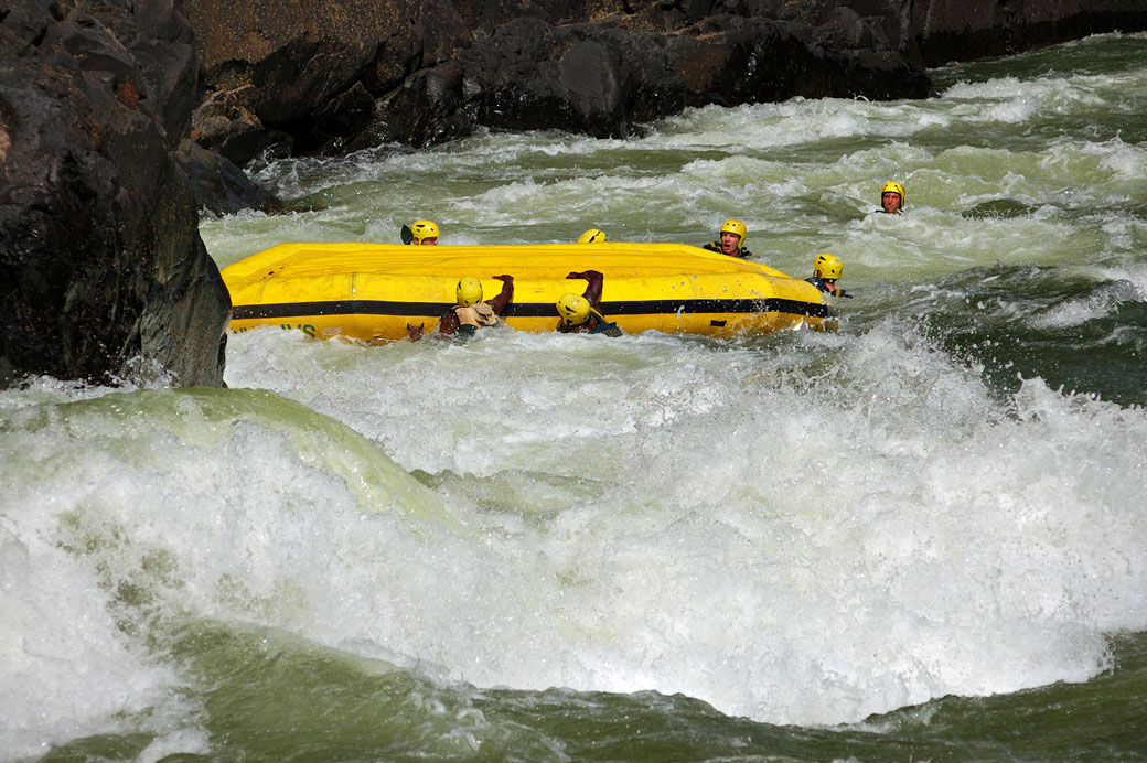 Bateau de rafting retourné sur le Zambèze, Zambie