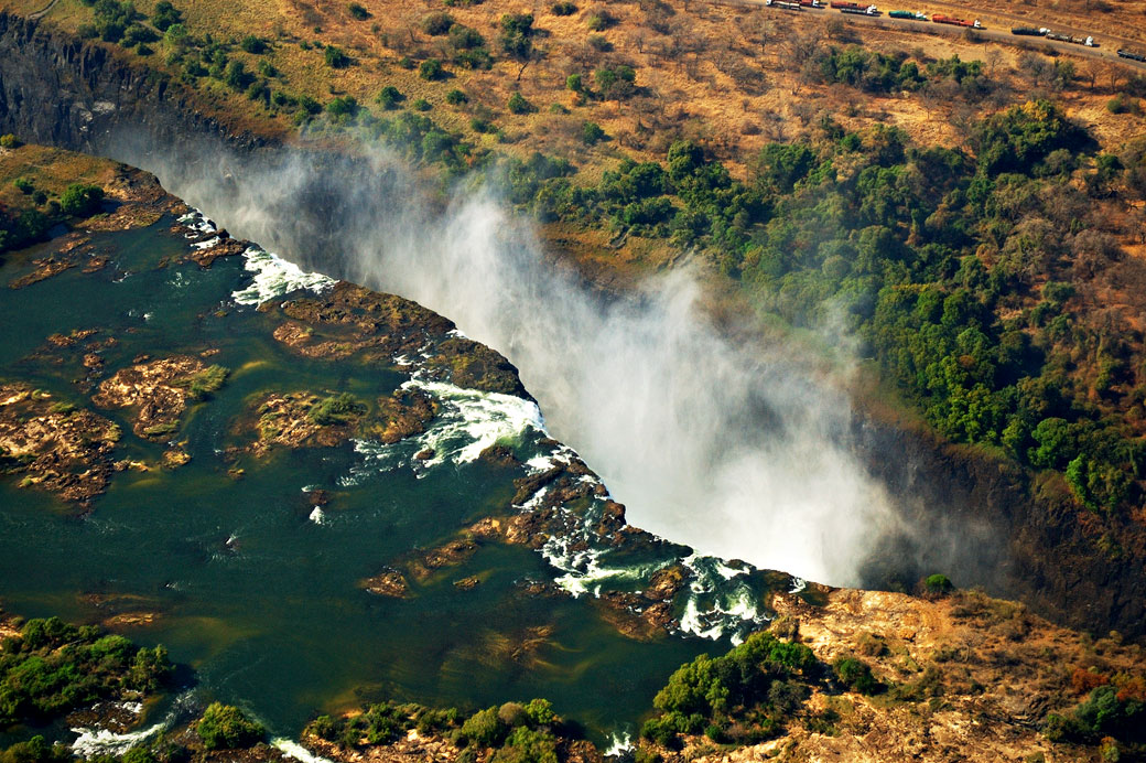 Les Chutes Victoria ou Mosi-oa-Tunya vues depuis un hélicoptère