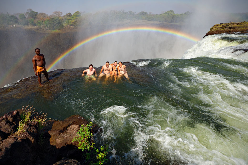 Groupe de touristes dans la piscine du diable (Devil's pool)