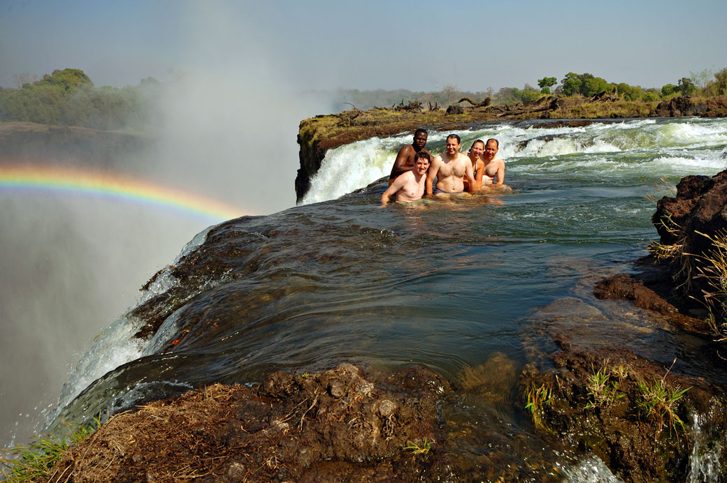 Groupe de touristes à Devil's pool aux Chutes Victoria, Zambie