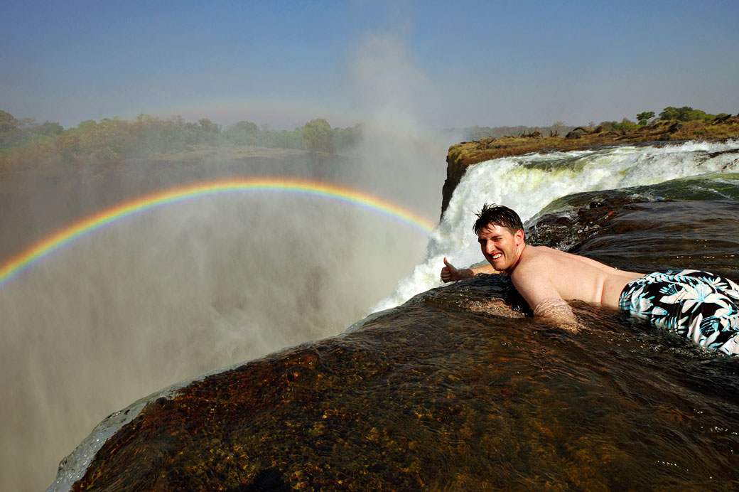 Touriste dans la piscine du diable (Devil's pool) aux Chutes Victoria