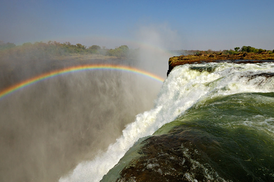 Arc-en-ciel dans l'abîme de Victoria Falls, Zambie