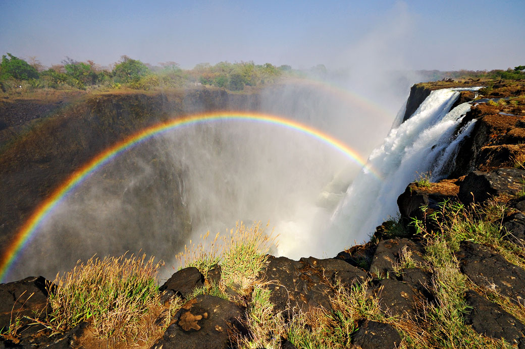 Arc-en-ciel aux Chutes Victoria depuis l'île de Livingstone, Zambie