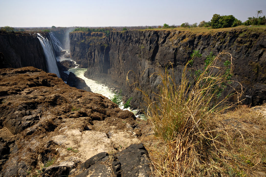 Les Chutes Victoria à la saison sèche depuis l'île de Livingstone